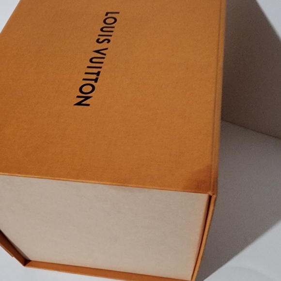 Louis Vuitton Perfume box with gift cards. Authentic. - Picture 10 of 13